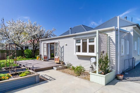 Property building, Patio, Spring, Day, Garden, Garden view
