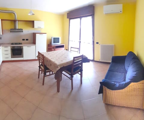 Living room, Seating area, Dining area, air conditioner