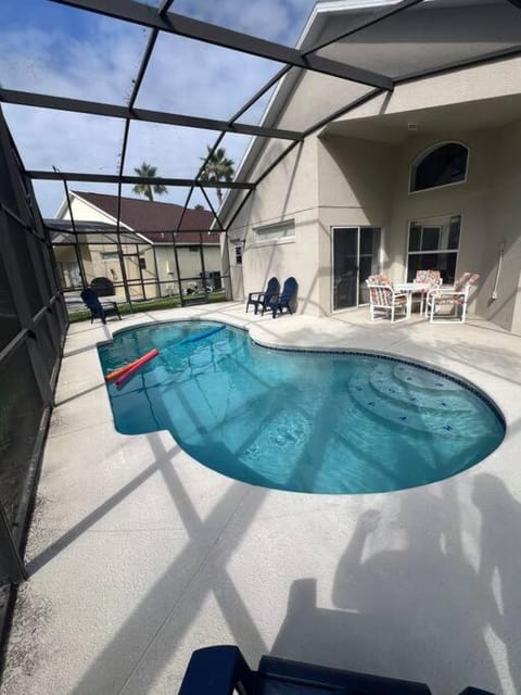 Resort Community 4 Bedroom Family Home, Pool & 15 Min Disney House in Kissimmee