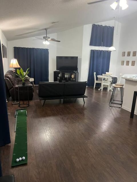 Resort Community 4 Bedroom Family Home, Pool & 15 Min Disney House in Kissimmee