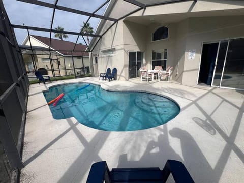 Resort Community 4 Bedroom Family Home, Pool & 15 Min Disney House in Kissimmee