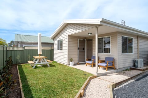 Property building, Patio, Day, Garden, Seating area, Garden view