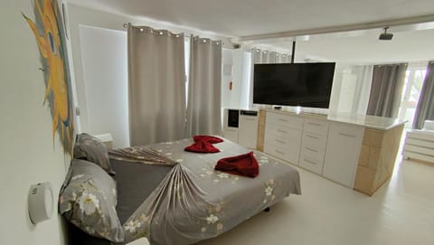 Bed, TV and multimedia, Photo of the whole room, Bedroom, air conditioner
