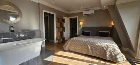 Bedroom, Bath