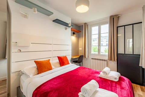 Bed, Photo of the whole room, Bedroom, towels