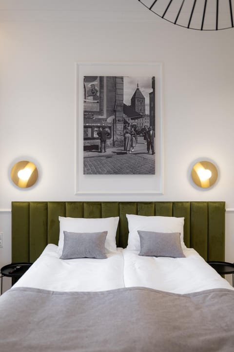 Bed, Bathroom, Living room, Seating area, Floor plan, Tennis court, Evening entertainment, Bedroom, Garden view, Landmark view, Breakfast, Location, Parking