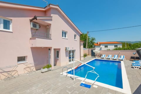Property building, Day, Pool view, Swimming pool, sunbed