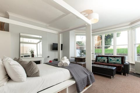 Communal lounge/ TV room, Bed, TV and multimedia, Living room, Photo of the whole room, Seating area, Evening entertainment, Bedroom, towels