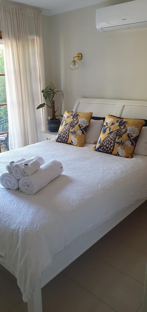 Bed, Bedroom, towels, air conditioner