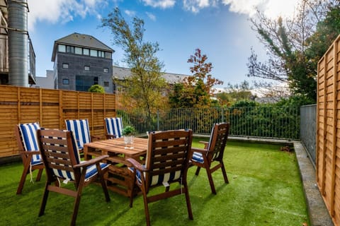 City Centre Escape with LARGE Terrace, Sleeps 7 Apartment in Galway