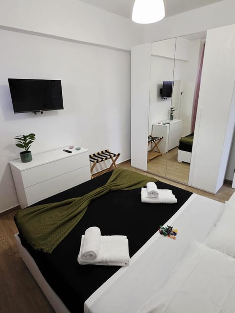 Bed, TV and multimedia, Photo of the whole room, Bedroom, towels