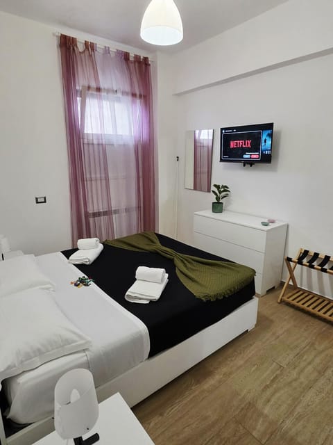 Bed, TV and multimedia, Photo of the whole room, Bedroom, towels