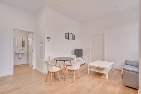TV and multimedia, Living room, Seating area, Dining area