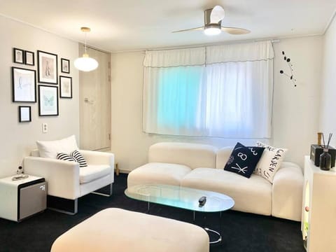 Property building, Communal lounge/ TV room, Living room, Seating area, Dining area, heating, air conditioner