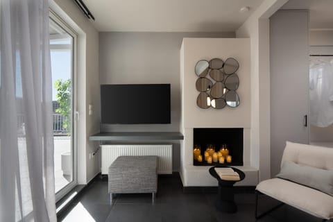 Bed, TV and multimedia, Seating area, Bedroom