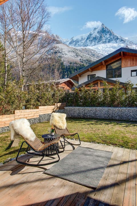 Property building, Patio, Spring, Day, Natural landscape, Garden, Garden view, Mountain view, sunbed