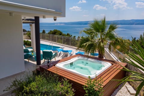 Natural landscape, Hot Tub, View (from property/room), Balcony/Terrace, Sea view, Swimming pool, sunbed