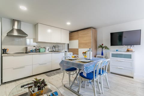 TV and multimedia, Coffee/tea facilities, Kitchen or kitchenette, Living room, Dining area, toaster