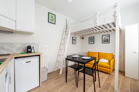Kitchen or kitchenette, Living room, Seating area, Dining area, oven, pet friendly, stove, toaster