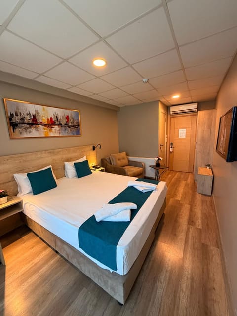 Bed, TV and multimedia, Photo of the whole room, Bedroom
