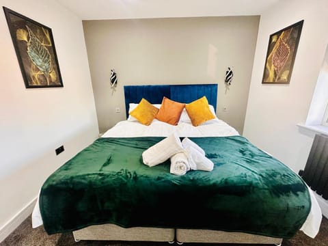 Spacious 2 Bedroom Modern Apartments - Central Location - Free Parking - Smart TV - Washer Dryer - Built for Contractors, Consultants and Work Teams Apartment hotel in Huntingdonshire District