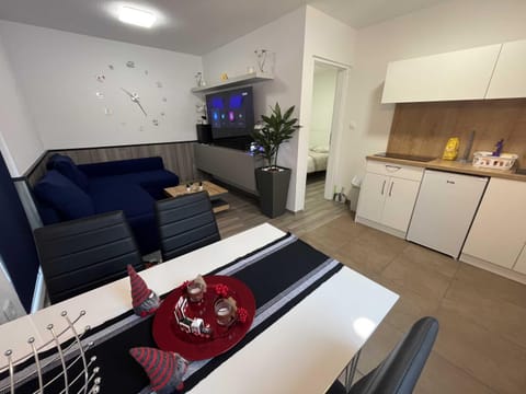 TV and multimedia, Kitchen or kitchenette, Living room, Seating area, Dining area, stove
