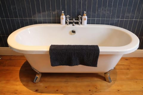 3 double bed whole house by castle House in Lancaster