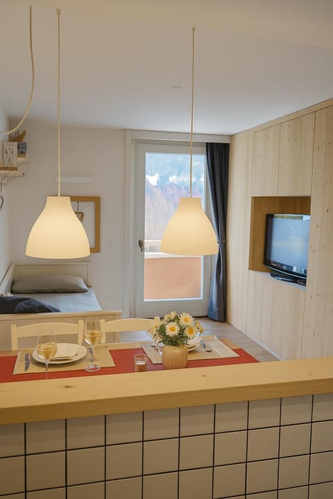 TV and multimedia, Kitchen or kitchenette, Living room