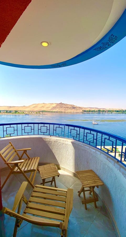 Natural landscape, View (from property/room), Balcony/Terrace, Living room, Seating area, Dining area, Lake view, River view, Sea view