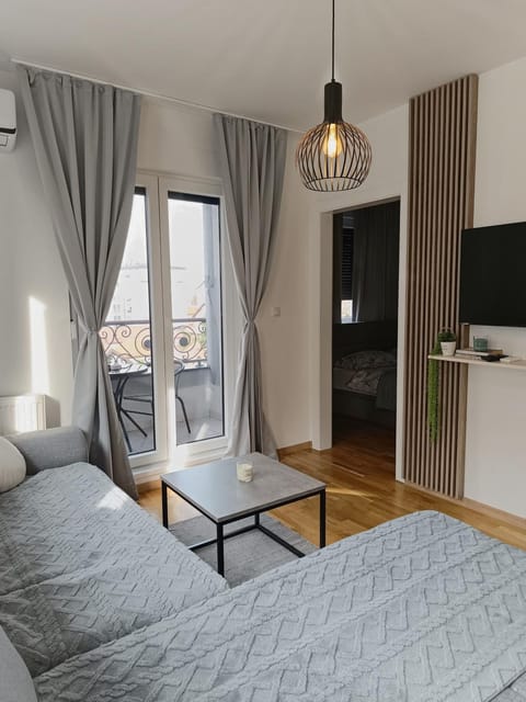 Communal lounge/ TV room, Bed, TV and multimedia, Living room, Photo of the whole room, Seating area, Evening entertainment, Bedroom