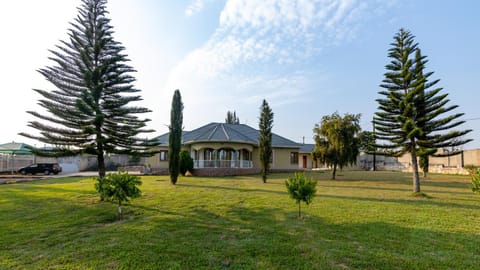 Property building, Day, Natural landscape, Garden, Garden view