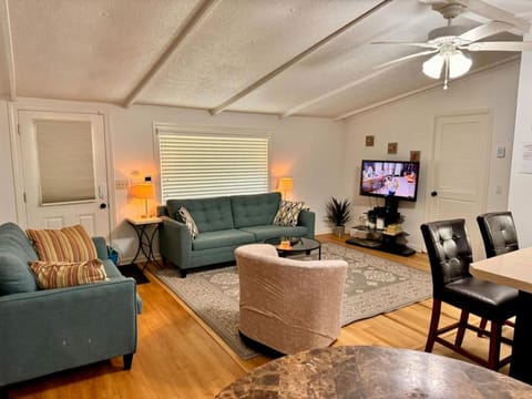 10 Minutes to the Beach. Pet Yes Country House in Saint Helena Island