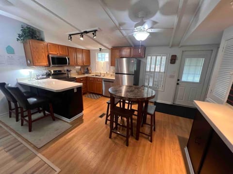 10 Minutes to the Beach. Pet Yes Country House in Saint Helena Island