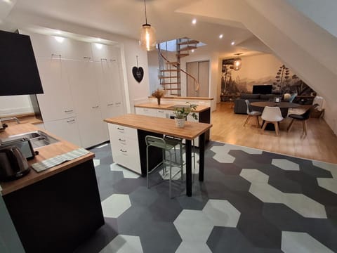Kitchen or kitchenette, Dining area