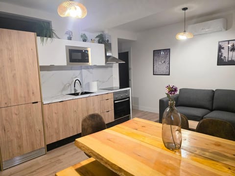 Kitchen or kitchenette, Dining area, oven