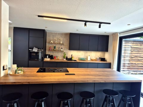 Coffee/tea facilities, Kitchen or kitchenette, Dining area, stove