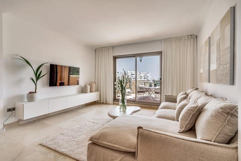 TV and multimedia, Living room, Seating area, Bedroom