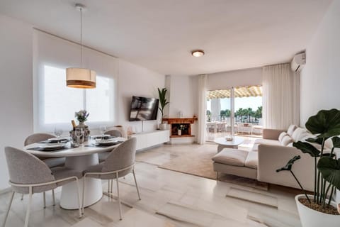 Living room, Seating area, Dining area, fireplace