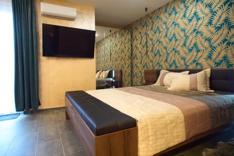 Bed, TV and multimedia, wardrobe