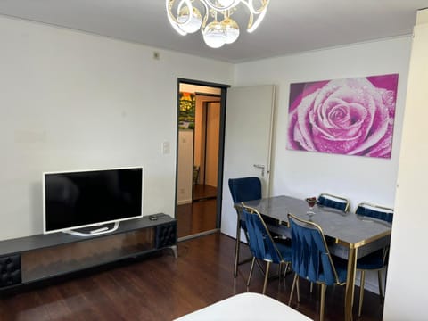 Communal lounge/ TV room, TV and multimedia, Living room, Seating area, Dining area, Evening entertainment