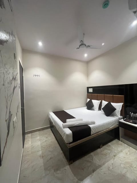Bed, TV and multimedia, View (from property/room), Photo of the whole room, Bedroom, group of guests, fireplace, room service