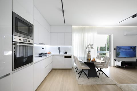 TV and multimedia, Kitchen or kitchenette, Dining area, oven, stove