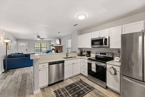 Kitchen or kitchenette, Dining area, stove