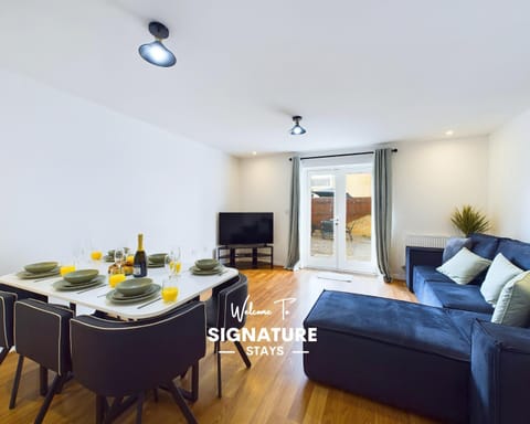 Sotherby Walk by Signature Stays - Townhouse - Parking - Modern House in Cheltenham