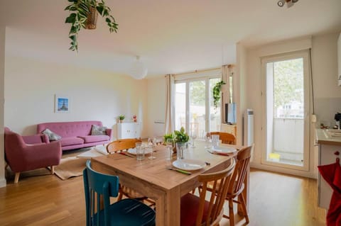 Kitchen or kitchenette, Living room, Seating area, Dining area