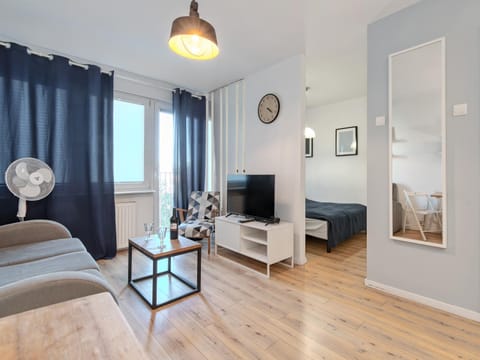 Bed, TV and multimedia, Living room, Photo of the whole room, Seating area, Evening entertainment, Bedroom