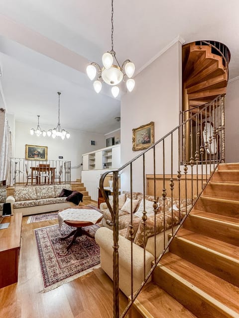 Living room, Seating area