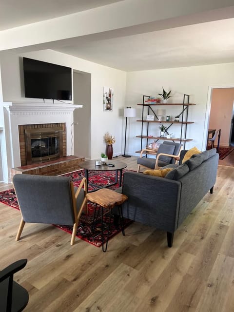 Spacious 4 BR 2BA Home with Bar and Fenced Yard House in Ironwood