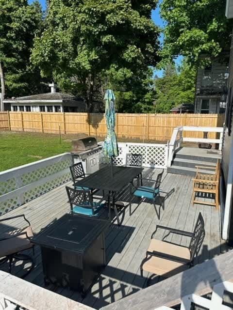 Spacious 4 BR 2BA Home with Bar and Fenced Yard House in Ironwood