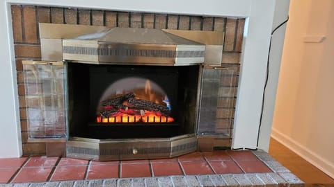 Spacious 4 BR 2BA Home with Bar and Fenced Yard House in Ironwood